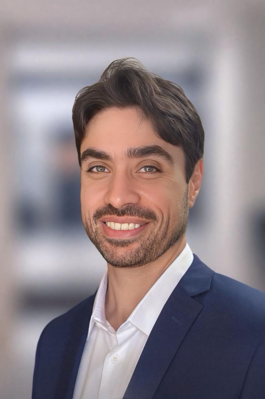Erick Torritezi em retrato profissional de blazer